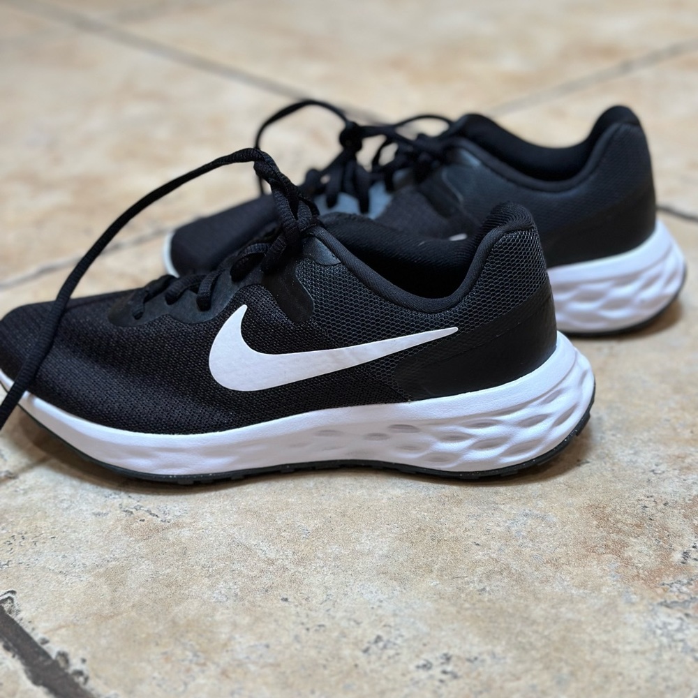 EUC Black Nike Sneakers.  Size 5.5 Women's